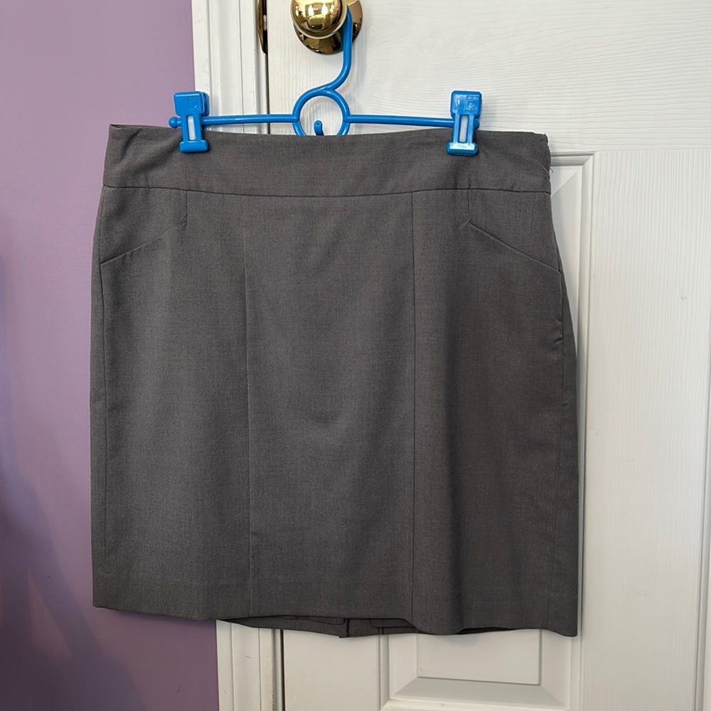 Loft gray lined skirt with pockets. Great used condition. Size 12.